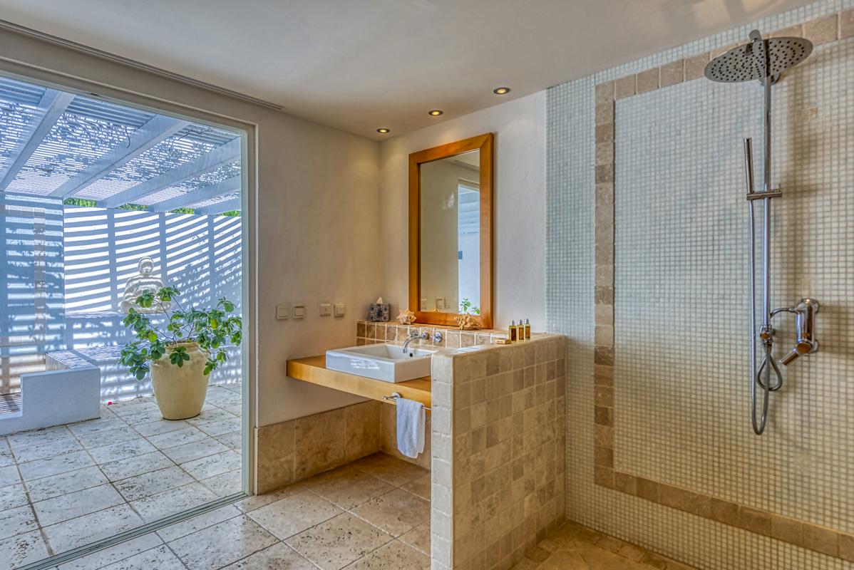 32-PetitePlage5-Bathroom2_A louer villa Grand Case Saint Martin